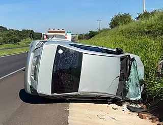 Capotamento na Rodovia Euclides da Cunha entre Jales s Sta fé do Sul