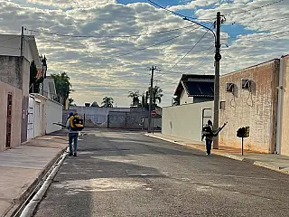 Agentes de Endemias realizam borrifação para combater o mosquito da dengue em Aparecida do Taboado