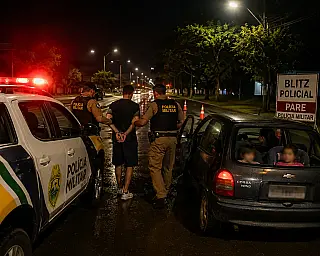 Jovem sem CNH é preso após avançar contra policiais durante blitz em Cassilândia