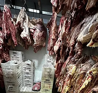 Fiscalização apreende e descarta mais de 2 toneladas de carne em supermercado