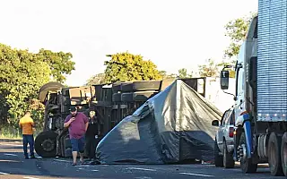 Carreta com 20 toneladas de produtos importados tomba e motorista fica ferido