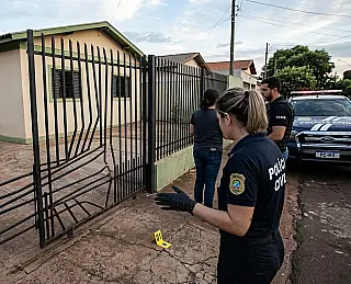 Homem é preso após invadir casa e ameaçar mulher com arma
