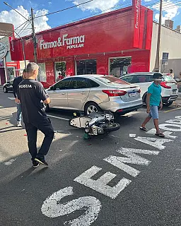Acidente com moto e dois carros interdita avenida em Santa Fé do Sul