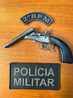 Em Selvíria homem se depara com policiais em ronda e joga garrucha em terreno baldio