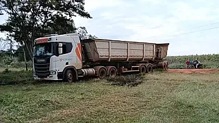 Criança morre eletrocutada após carreta derrubar poste em fazenda