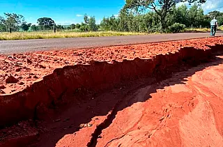 Cratera avança sobre rodovia e ameaça motoristas na MS-141