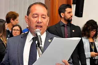 Deputado pede à Agetran melhorias na sinalização de bairros da Capital