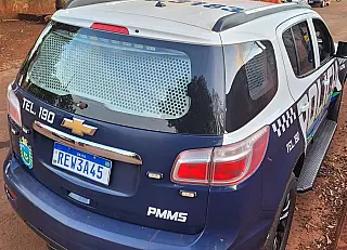 Homem morde lábios da mulher e a ameaça com faca no pescoço