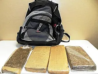 Jovem é contratada por WhatsApp para transportar maconha e acaba presa