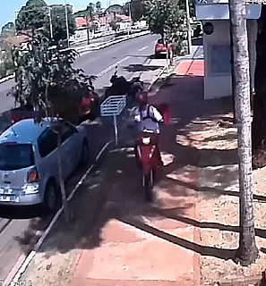 Homem corre com faca atrás de motoentregador após atraso de 10 minutos em Campo Grande