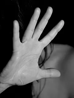 Mulher toma remédios para dormir e acaba estuprada na casa de amigo em MS