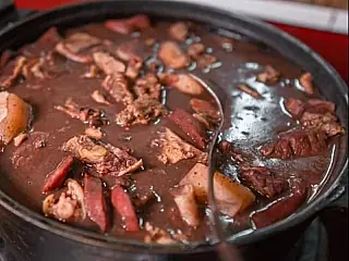 Feijoada da Fraternidade reúne comunidade com música e solidariedade