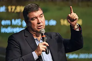 Riedel cobra propostas e critica ataques durante debate