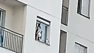 Bebê é flagrado pendurado em janela no 5º andar e vizinhos alegam negligência