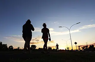 Apesar de temperaturas amenas ao amanhecer e à noite, tempo quente e seco é destaque nesta quinta-