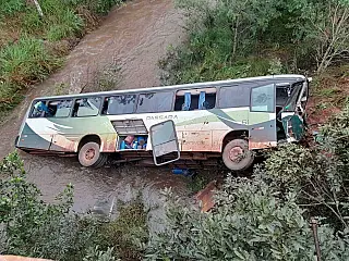 Ônibus cai de ponte e deixa ao menos 40 feridos em Camapuã