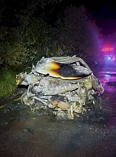 Carro fica destruído após saída de pista seguida de incêndio na MS-145