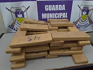 Dupla é presa na rodoviária com mala cheia de maconha