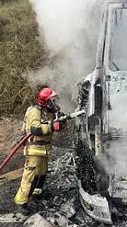 Incêndio destrói carreta carregada com adubo na BR-158 em Paranaíba