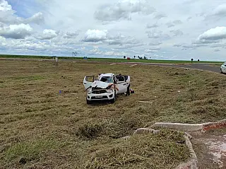 Acidente na Rodovia BR-060 envolvendo uma camionete L200Triton branca com 4 ocupantes.