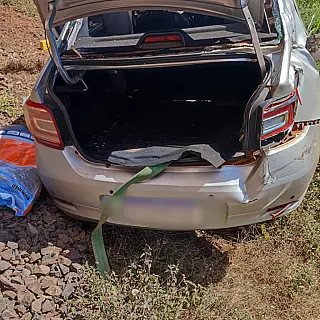 Um veículo Renault Logan, conduzido por um homem foi atingido por um trem