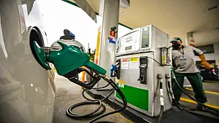 Preço da gasolina nos postos volta a subir após 15 semanas