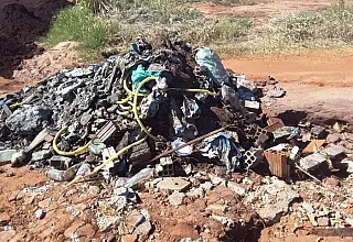 Secretaria de obras revolta moradores jogando lixo e entulho em buracos no Bairro Triguinã