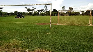 Diretorias de Esporte e Meio Ambiente realizam adequação de gramado dos estádios