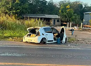 Veículo com 600 kg de maconha capota na BR-262 e motorista foge a pé