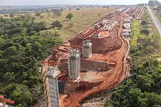 Ponte ferroviária de 270 metros avança em obra da Arauco em Inocência.