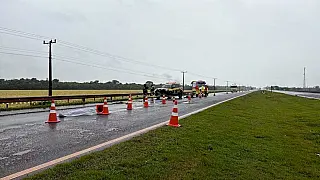 Motociclista morre após cruzar canteiro e colidir contra uma carreta