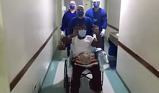 Mulher de 70 anos recebe alta hospitalar após se curar do coronavírus em MS