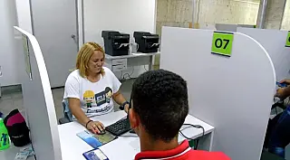 Mais de 2,4 mil vagas de emprego estão disponíveis nesta segunda-feira