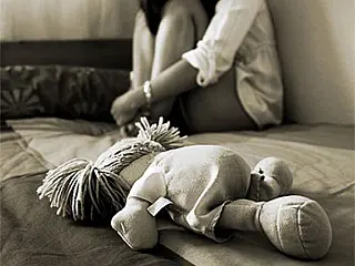 Mulher vai até o quarto das filhas e flagra marido estuprando menina de 10 anos