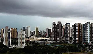 Aumento de nuvens, chuva e temperaturas amenas são destaques do tempo neste domingo