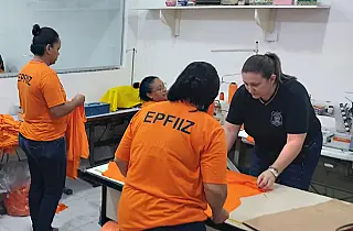 Oficina de costura em presídio profissionaliza detentas com a produção dos próprios uniformes