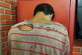 Jovem é preso após agredir pai e madrasta com golpes de enxada