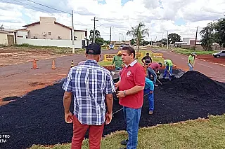 Prefeitura aplica pavimento em trecho de novo acesso ao Paineiras