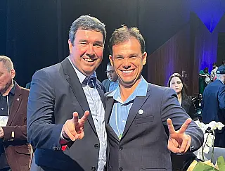 Riedel cumpre agenda em Paranaíba com entregas de obras e homenagem da Câmara