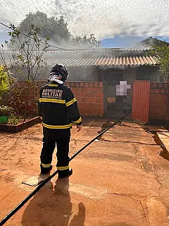 Incêndio atinge edícula em Ivinhema e suspeita é de curto em carregador portátil