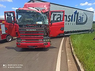 Motorista é levado ao hospital após perder controle e bater carreta no trevo de Nova Casa Verde