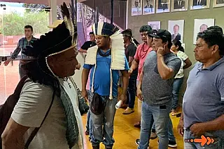 Exigindo a presença do Prefeito Dr Marcelo Ascoli, índios invadem a Prefeitura Municipal