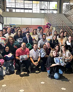 Mônica Riedel recebe doações da Setesc para a campanha "Seu Abraço Aquece"