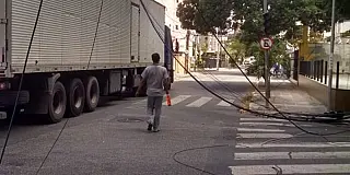 Caminhão se enrosca em cabos e danifica poste no bairro São Luiz