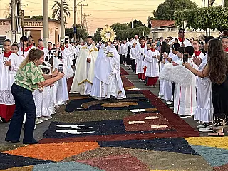 Corpus Christi reúne fiéis e reforça fé e solidariedade em Aparecida do Taboado