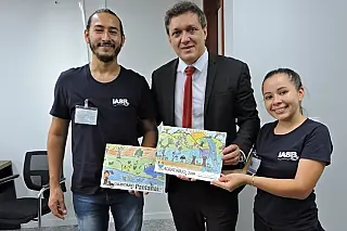 Deputado Lucas de Lima recebe calendário ambiental da IASB em seu gabinete