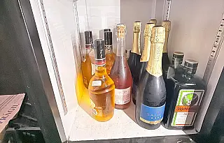 Operação em Campo Grande apreende bebidas vencidas e 900 quilos de garrafas vazias