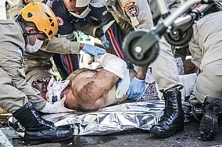 Durante ultrapassagem, motociclista bate em carro e é socorrido com traumatismo craniano
