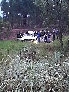 Mulher morre em acidente com veículo da saúde na BR-262
