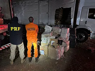 PRF apreende 2,5 toneladas de maconha e armas em caminhão